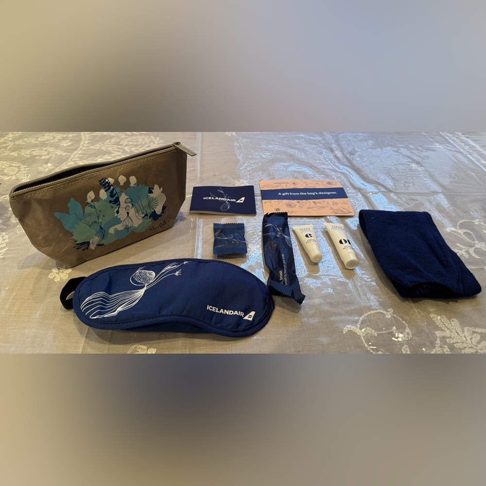 NWT VANITY KIT FROM ICELANDAIR BUSINESS CLASS